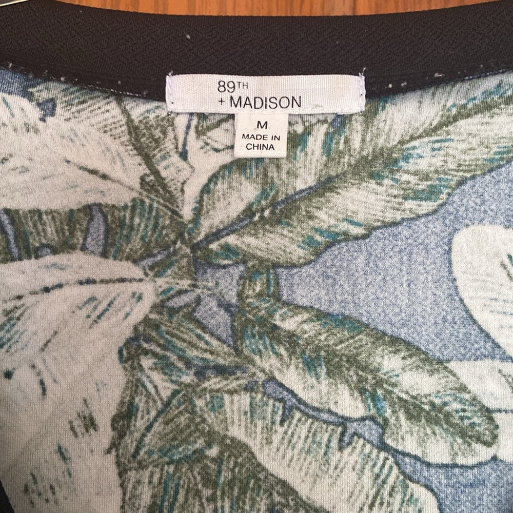 89th & Madison Green Blouse with Leaf Print Size M - Picture 3 of 7